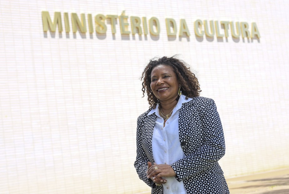 Margareth Menezes com o letreiro do MinC, recém-instalado: 'Simbolismo grande, porque é a confirmação do renascimento do Ministério', diz ela