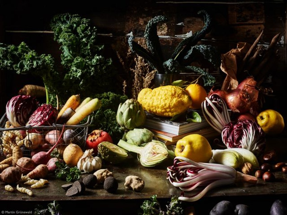 "Opulência de inverno - suntuosa natureza morta de frutas e vegetais de inverno." — Foto: MARTIN GRÜNEWALD / FRANK WEINERT