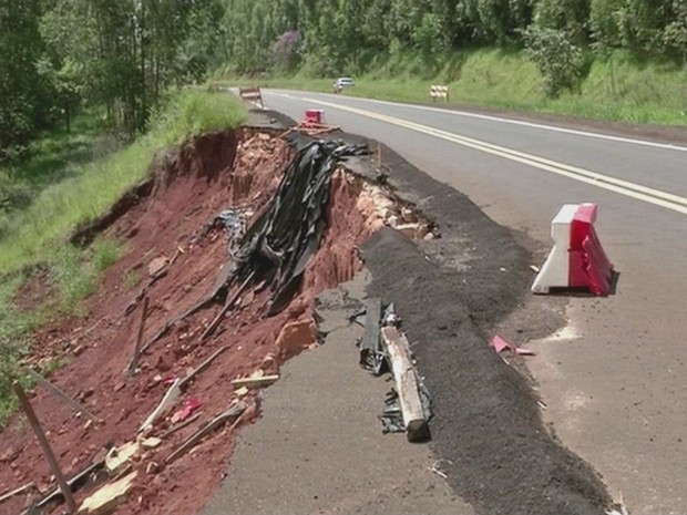 Lateral da via desmorou e acostamento foi &#39;engolido&#39; (Foto: Reprodução/TVTEM)