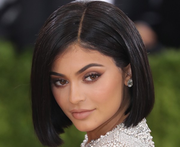 Saiba segredo de Kylie Jenner para sobrancelha perfeita (Foto: Getty Images)