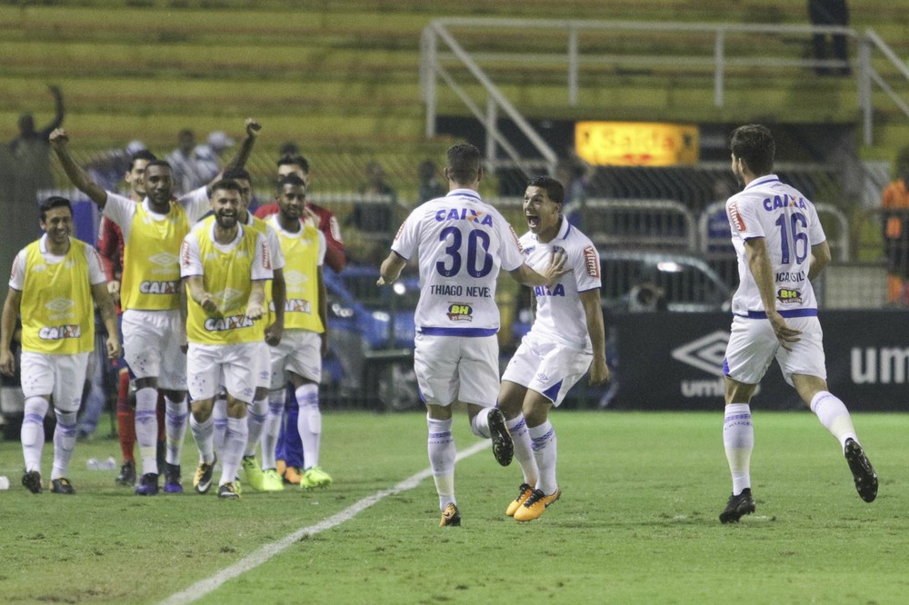 Cruzeiro faz 3 a 0 no Vasco, encerra jejum e amplia má fase em casa do rival