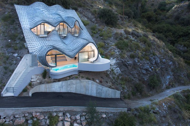 Com telhado ondulado, casa é inspirada na arte de Gaudí (Foto: Jesus Granada/Divulgação)