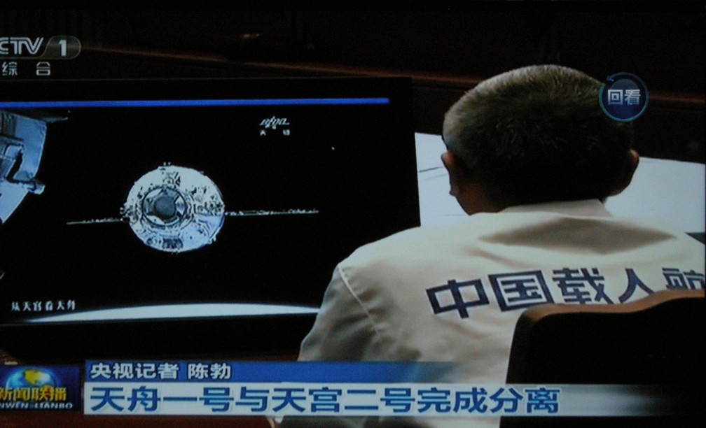 Cientista monitora operação de desprendimento de sonda da Tianzhou-1 (Foto: Jia Qing/Imaginechina/AFP/Arquivo)