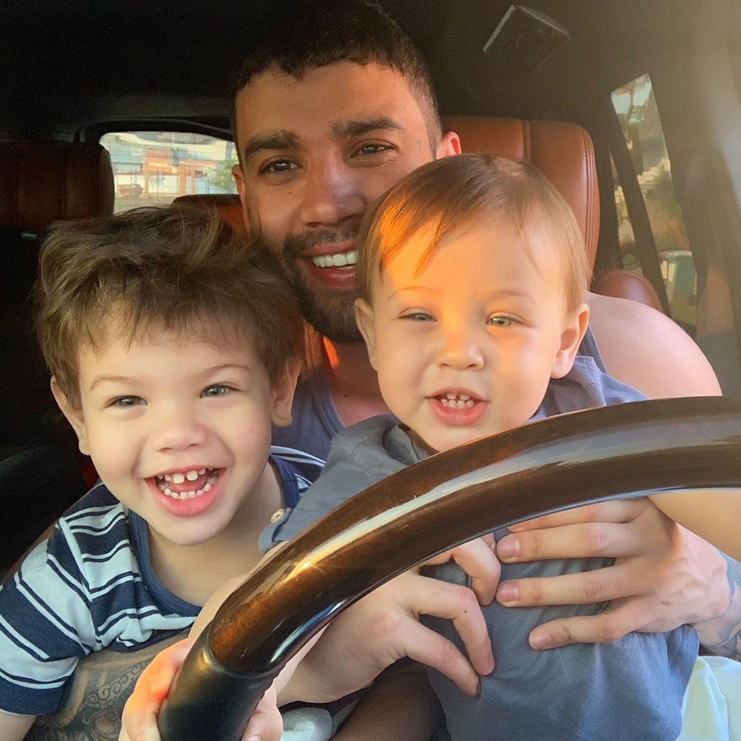 Gusttavo Lima posa com os filhos e lamenta: "Estão ...