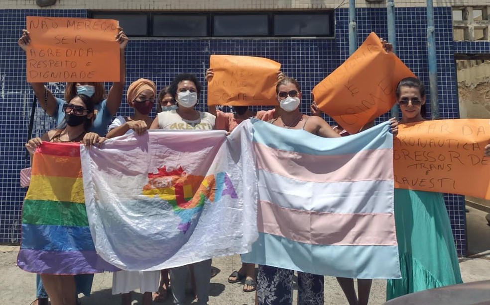 Travestis, transexuais e profissionais do sexo fazem protesto na 12ª Delegacia, em Itapuã — Foto: Grupo Gay da Bahia