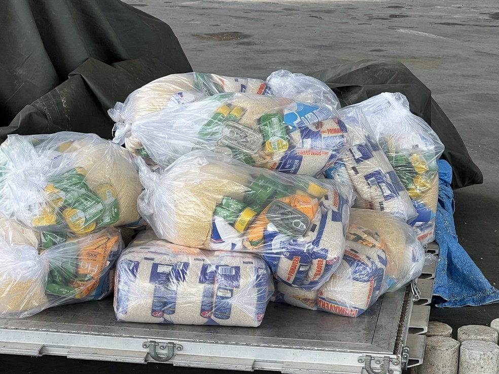 Sardinha, farinha, arroz, feijão e leite compõe a cesta básica dada aos Yanomami — Foto: Caíque Rodrigues/g1 RR