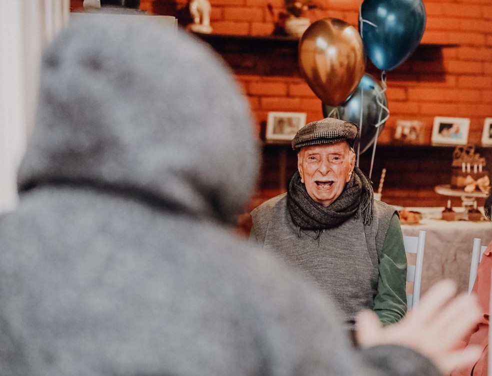 João Freire Jucá Sobrinho foi surpreendido pela família, em Petrópolis, RJ, que fez uma festa de 104 anos mantendo a distância por conta do coronavírus — Foto: Giovani Garcia