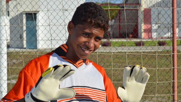 Menino de 13 anos ganha autógrafos de goleiros do Criciúma nas luvas