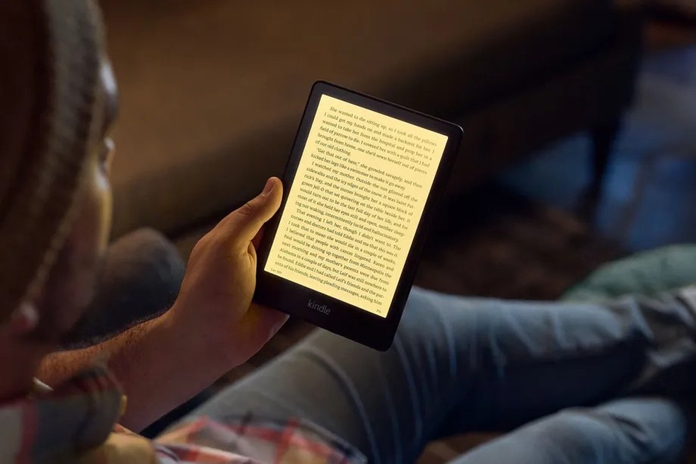 O Kindle exiba a capa do livro que você está lendo no descanso de tela do dispositivo — Foto: TechTudo