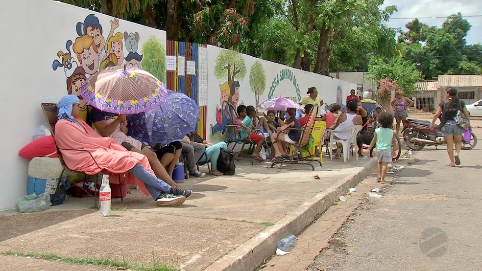 Fila dos pais para garantir vaga no Centro Municipal de EducaÃ§Ã£o Infantil (Cemei) Nossa Senhora da Guia, no Bairro Jardim Marajoara, em VÃ¡rzea Grande (Foto: TV Centro AmÃ©rica)