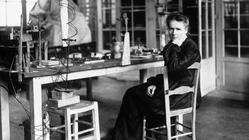 Marie Curie realizou pesquisas revolucionárias em seu laboratório rudimentar. Hoje, existem investimentos em pesquisa que atingem a casa dos bilhões de dólares (Foto: Getty Images via BBC News)