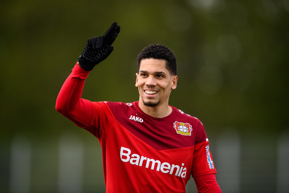 Paulinho, em ação por treino do Bayer Leverkusen nesta semana: último jogo do atacante foi em junho do ano passado — Foto: Divulgação/Bayer Leverkusen