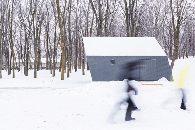 Arquitetura de quiosques curvados simula força dos ventos em Montreal (Foto: Divulgação)