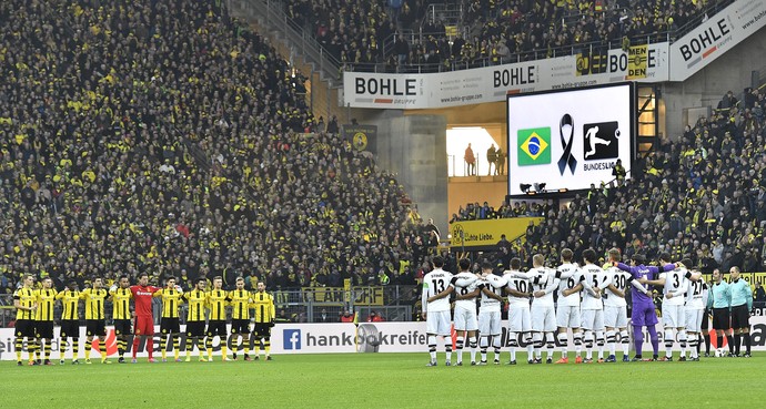 Borussia Dortmund e Borussia Mönchengladbach fazem minuto de silêncio com mensagem no telão em homenagem à Chapecoense (Foto: AP Photo/Martin Meissner)