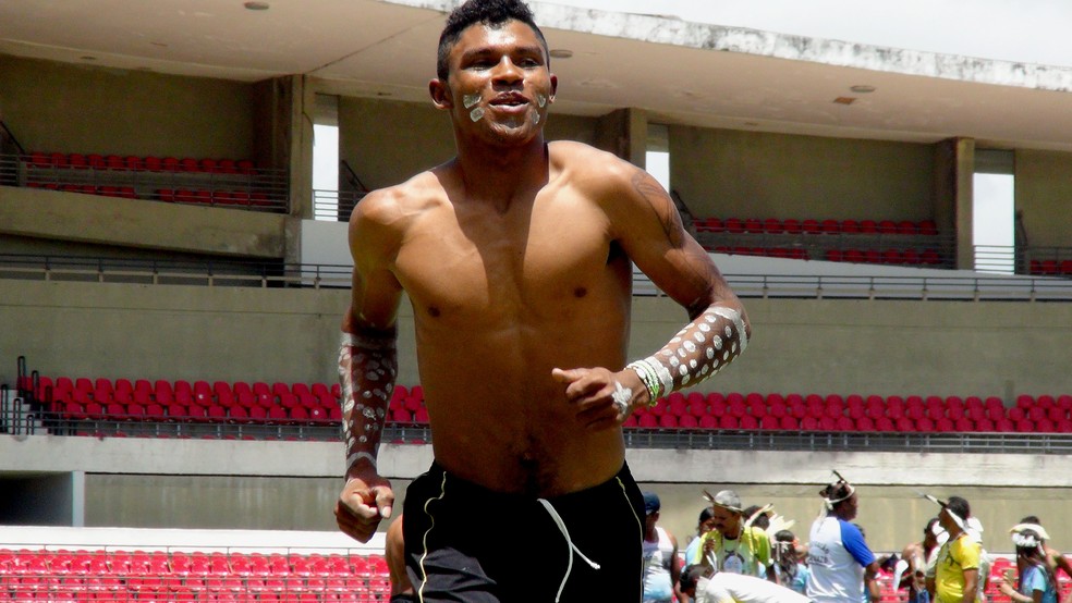 Diego, da tribo Karuazu, também participou da corrida de maraká (Foto: Viviane Leão/GloboEsporte.com)