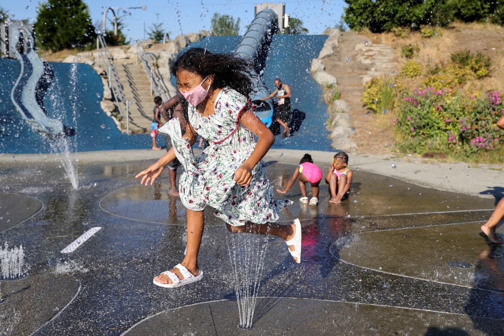 Crianças brincam em parque de fontes em Seattle, nos EUA, no domingo (27), dia de onda de calor nos EUA — Foto: Karen Ducey/Reuters
