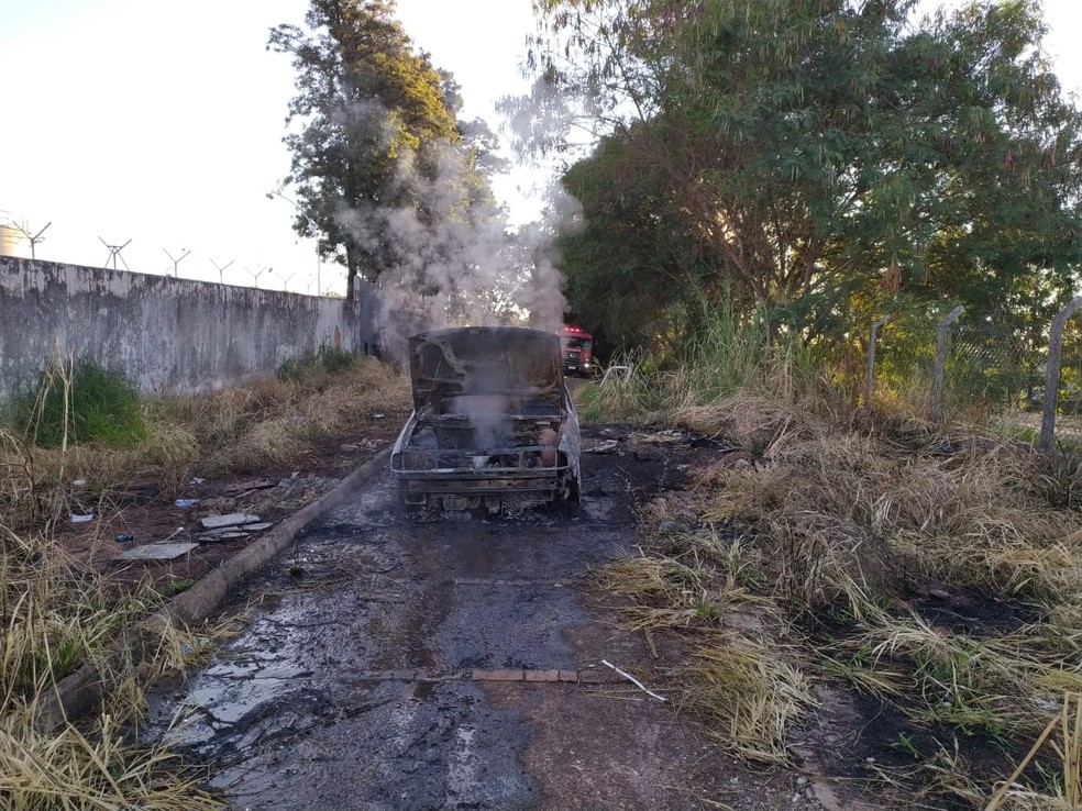 Carro furtado foi localizado queimado em Presidente Prudente — Foto: Polícia Militar