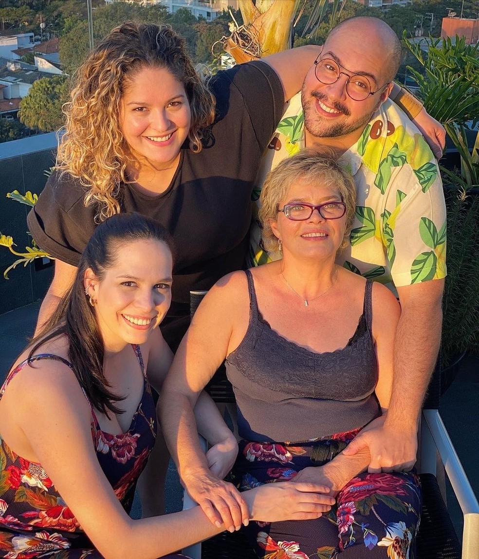 Cintia Abravanel com os filhos, Tiago, Ligia e Vivian — Foto: Reprodução / Instagram