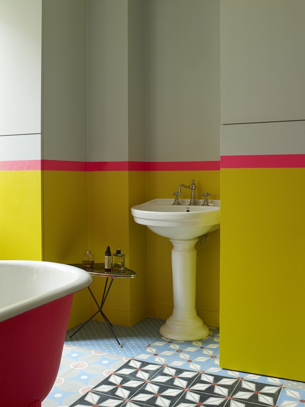 Décor do dia: banheiro colorido e pop (Foto: Gaelle Le Boulicaut)