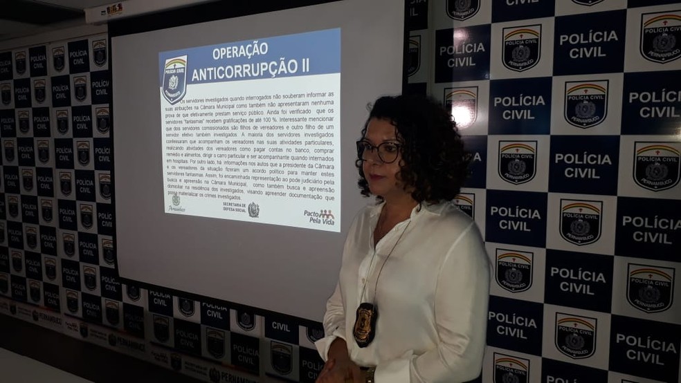 Delegada Maria de Lourdes Ferreira, de Aliança, apresentou, neta quinta-feira (17), dados sobre a operação na Câmara de Vereadores da cidade — Foto: Polícia Civil/Divulgação