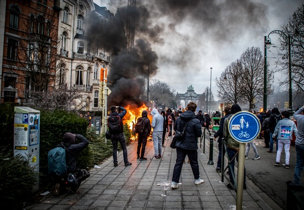 Policiais e manifestantes e enfrentam durante manifestação contra restrições pela covid hoje em Bruxelas (Photo by Nicolas Economou/NurPhoto via Getty Images) (Foto: Nicolas Economou/NurPhoto via Getty Images)