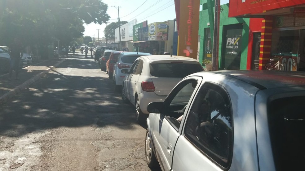 Fila em Caarapó para abastecimento  (Foto: Silvio Oliveira / Arquivo pessoal )