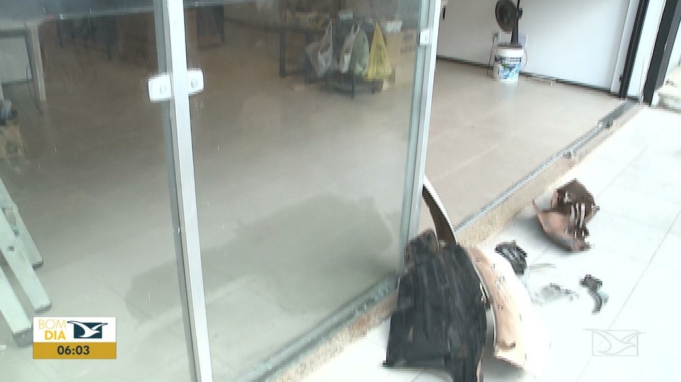 Pedaços do veículo foram encontrados na entrada da loja que foi atingida em São Luís — Foto: Reprodução/TV Mirante