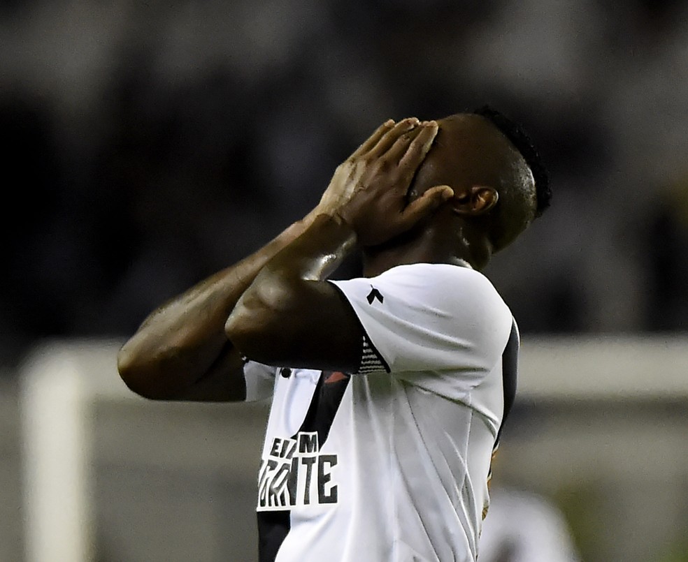 Riascos lamenta gol perdido em Vasco x Paran� (Foto: Andr� Dur�o)