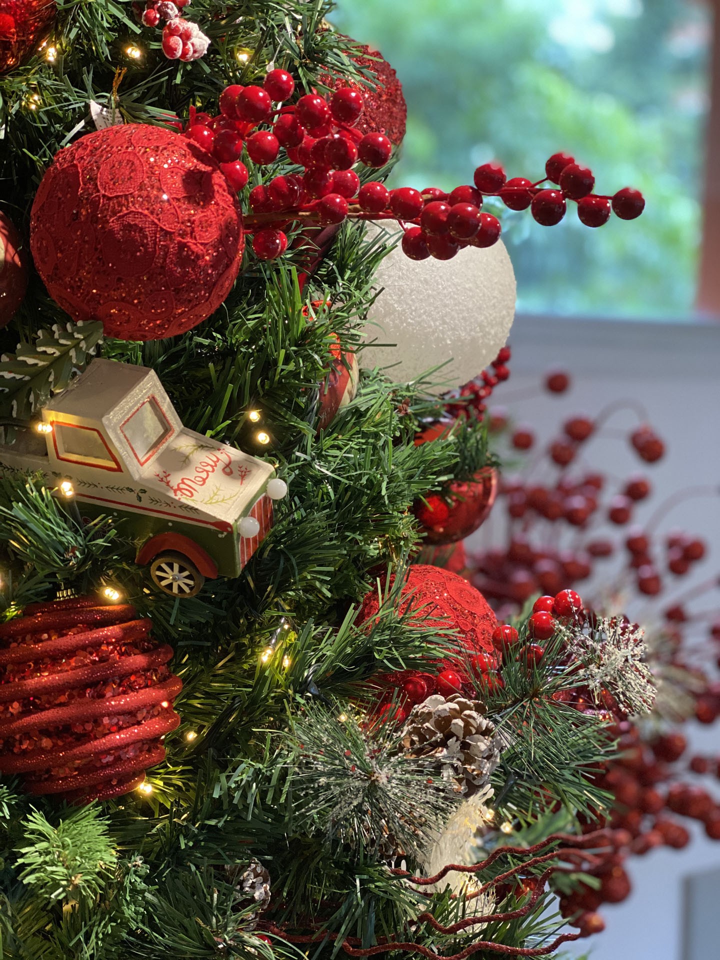 Árvore de natal decorada em casa