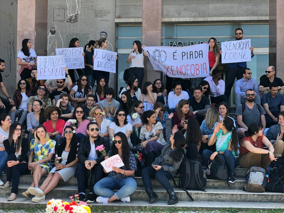 Brasileiros protestam contra xenofobia na Universidade de Lisboa — Foto: Flora Almeida/Arquivo Pessoal