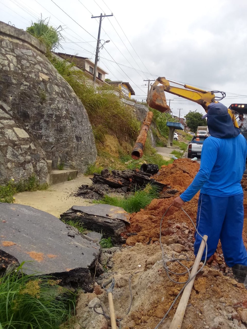 Serviço de reparo em tubulação é concluído e água volta às torneiras na Chã de Bebedouro — Foto: Ascom Casal