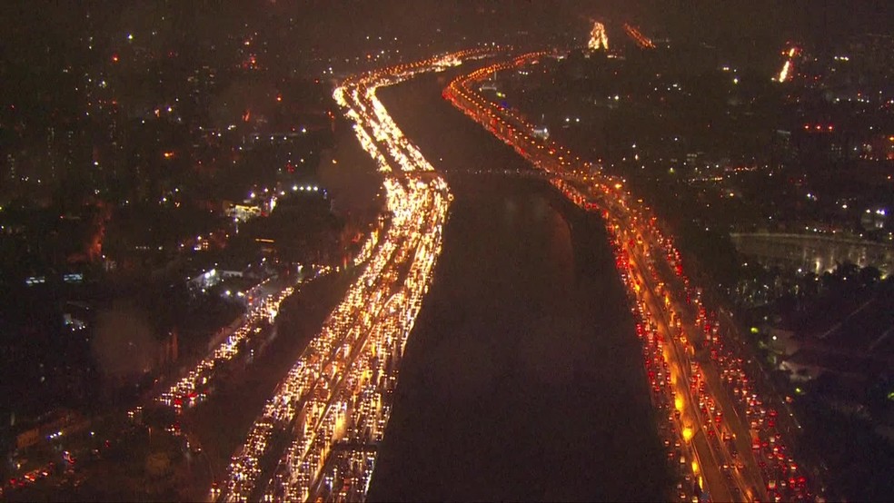 Trânsito travou na Marginal Tietê após queda de passarela — Foto: Reprodução/TV Globo