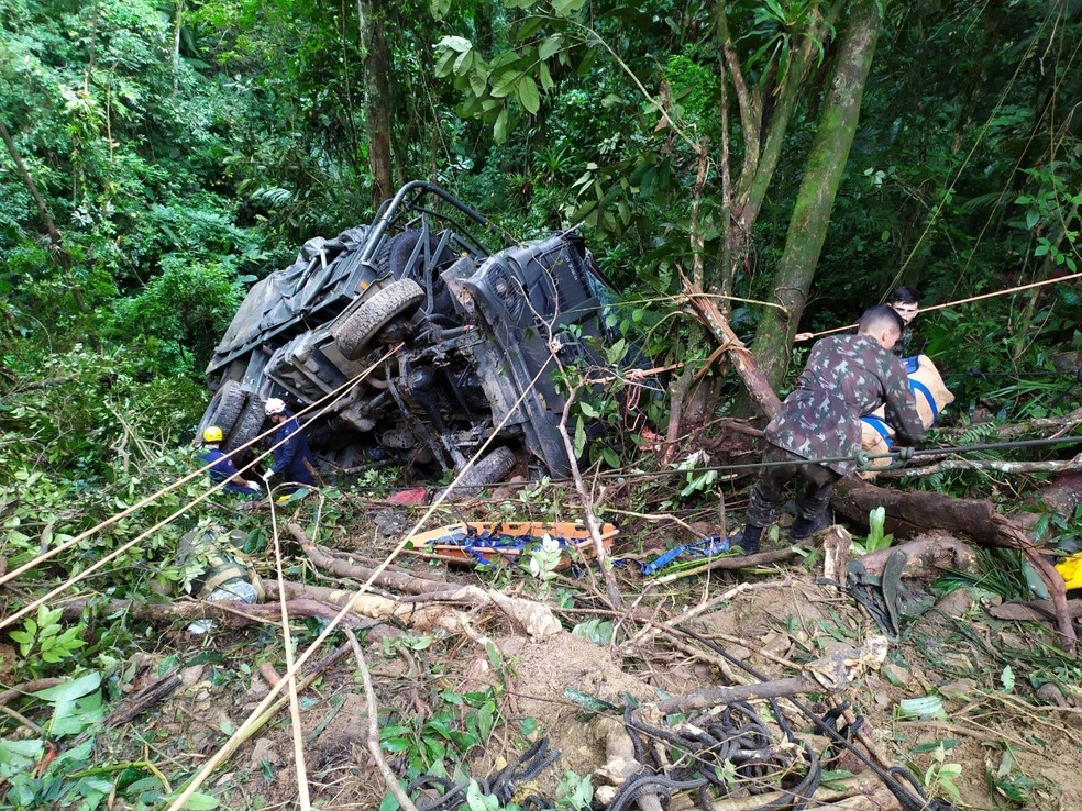 Caminhão do Exército que caiu em ribanceira no Vale do Itajaí — Foto: CBMSC/Divulgação