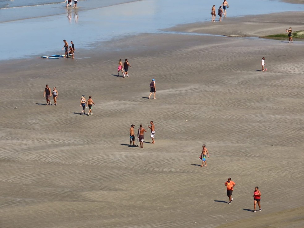 Movimento na praia do Itararé, em São Vicente (SP) — Foto: Sérgio Furtado/ Arquivo Pessoal