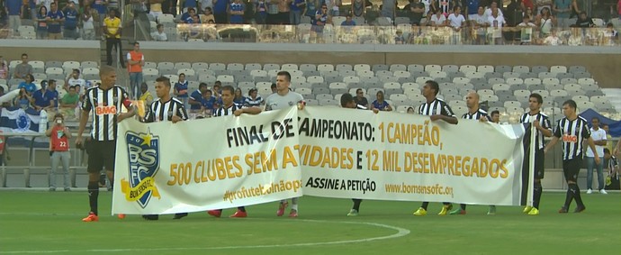 Jogadores do Atlético-MG entram em campo, com faixa do Bom Senso FC (Foto: Reprodução\TV Globo Minas)