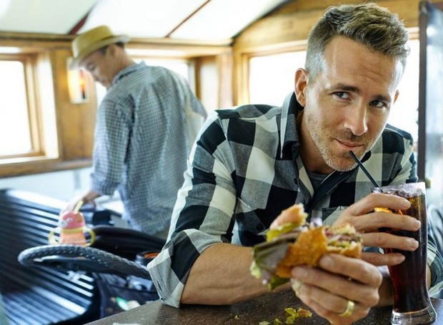 Ryan Reynolds não consegue ficar sem pizza (Foto: Eat Move Hack/ Reprodução)