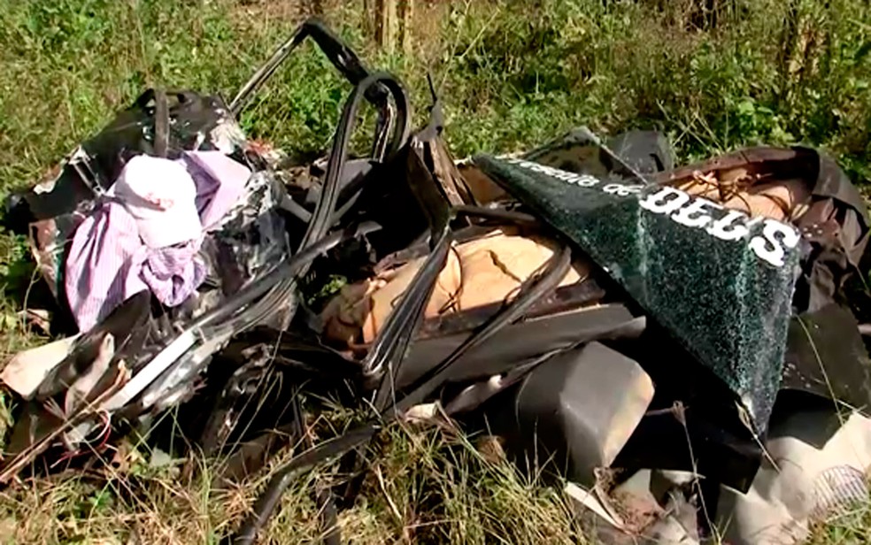 Carro ficou irreconhecível após acidente (Foto: Reprodução/TV Santa Cruz)