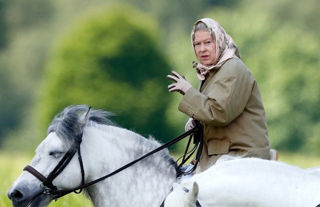 WINDSOR, UNITED KINGDOM - JUNE 02: (EMBARGOED FOR PUBLICATION IN UK NEWSPAPERS UNTIL 24 HOURS AFTER CREATE DATE AND TIME) Queen Elizabeth II seen horse riding in the grounds of Windsor Castle on June 2, 2006 in Windsor, England. (Photo by Max Mumby/Indigo (Foto: Getty Images)