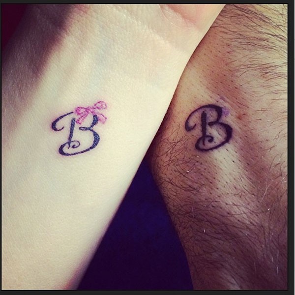 Tatuagem de Sheila Mello e Xuxa com a inicial do nome da filha, Brenda (Foto: Reprodução/Instagram)