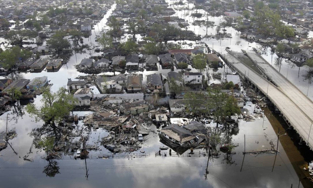 Áreas da Nona Ala, em Nova Orleans, inundadas após os furacões Katrina e Rita. O aumento do nível do mar pode deslocar 280 milhões de pessoas em um cenário otimista de um aumento de 2°C na temperatura global em comparação com a era pré-industrial. Com um aumento previsível da frequência de ciclones, muitas megacidades costeiras, bem como pequenas nações insulares, seriam inundadas todos os anos a partir de 2050 — Foto: ROBYN BECK / AFP