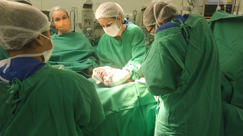 Bebês nasceram de parto cesáreo em hospital de Quixeramobim estão internados na UTI neonatal. — Foto: HRSC/ Divulgação