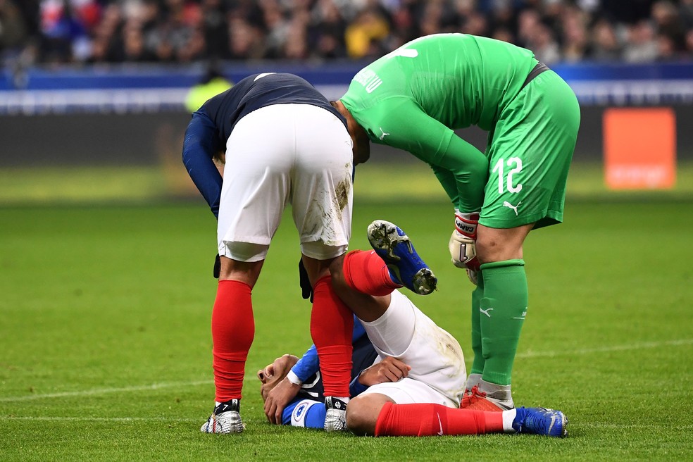 Após a queda, Mbappé acusa muita dor no ombro direito — Foto: Anne-Christine Poujoulat/AFP