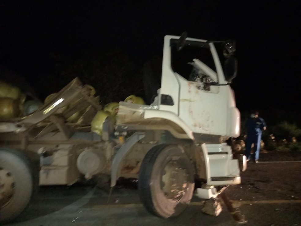 Um dos veículos envolvidos foi uma carreta de cor branca com placas de São Luís — Foto: Divulgação/Polícia Rodoviária Federal