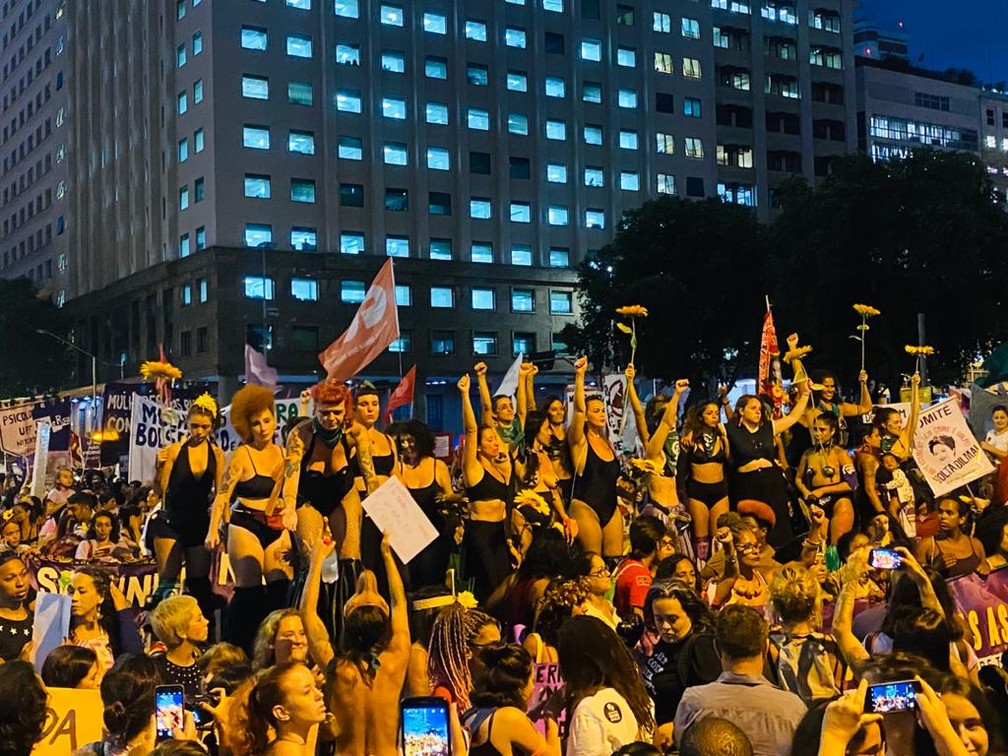 Mulheres fazem ato por direitos no Centro do Rio — Foto: Matheus Rodrigues/G1