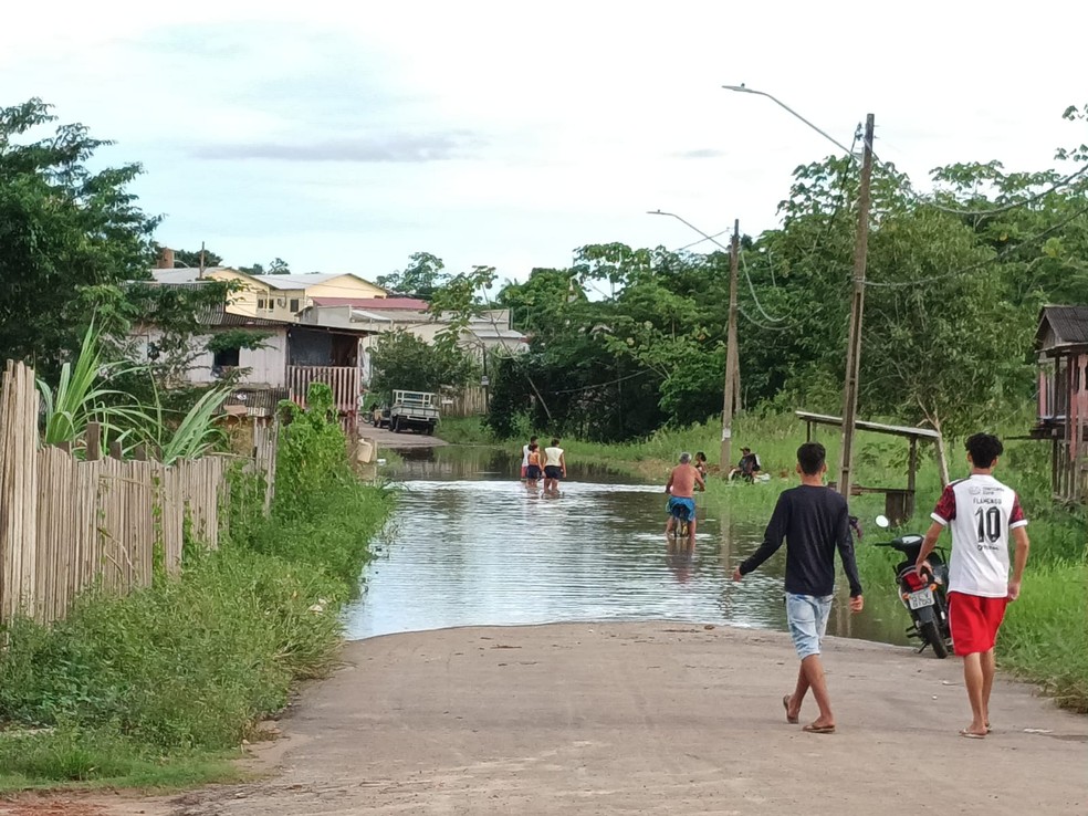 Rio Acre está a 10 centímetros da cota de transbordo e já atinge famílias da capital acreana — Foto: Agatha Lima/Rede Amazônica Acre