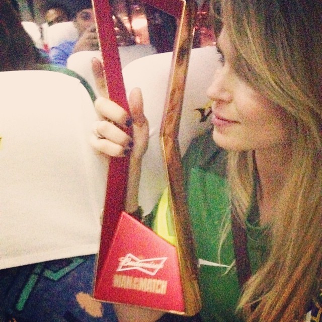 Susana com o troféu de melhor em campo recebido por Julio César (Foto: Reprodução/Instagram)
