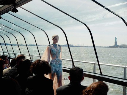 Modelo desfila em barco pelo rio Hudson, diante da Estátuda da Liberdade, em Nova York