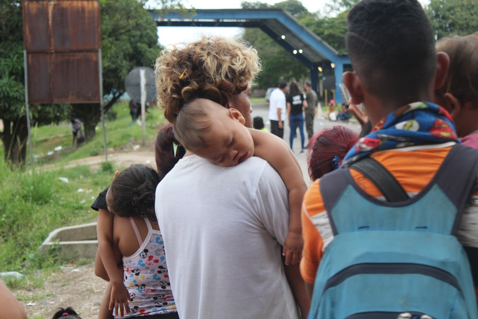 Venezuelanos com crianças aguardam em ruas de Pacaraima — Foto: Caíque Rodrigues/G1 RR