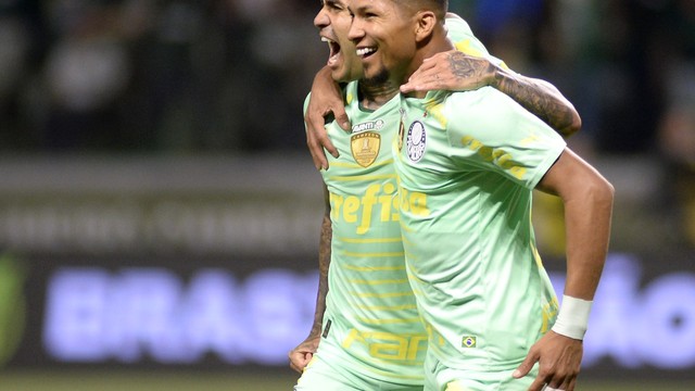 Dudu e Rony festejam gol do Palmeiras contra o Ava