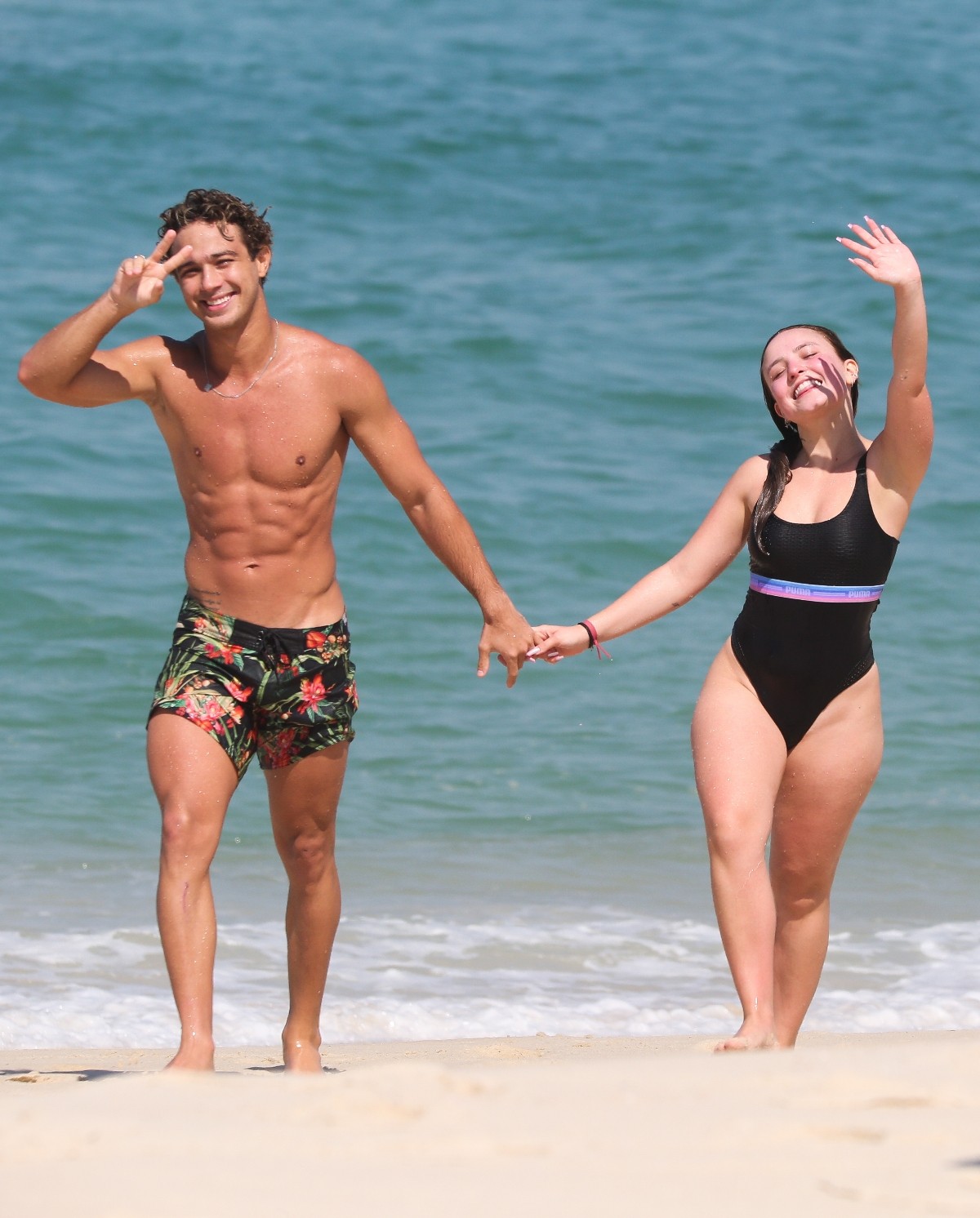 Larissa Manoela e André Luiz Frambach curtem praia, trocam beijos e jogam futevôlei (Foto: Dilson Silva/AgNews)